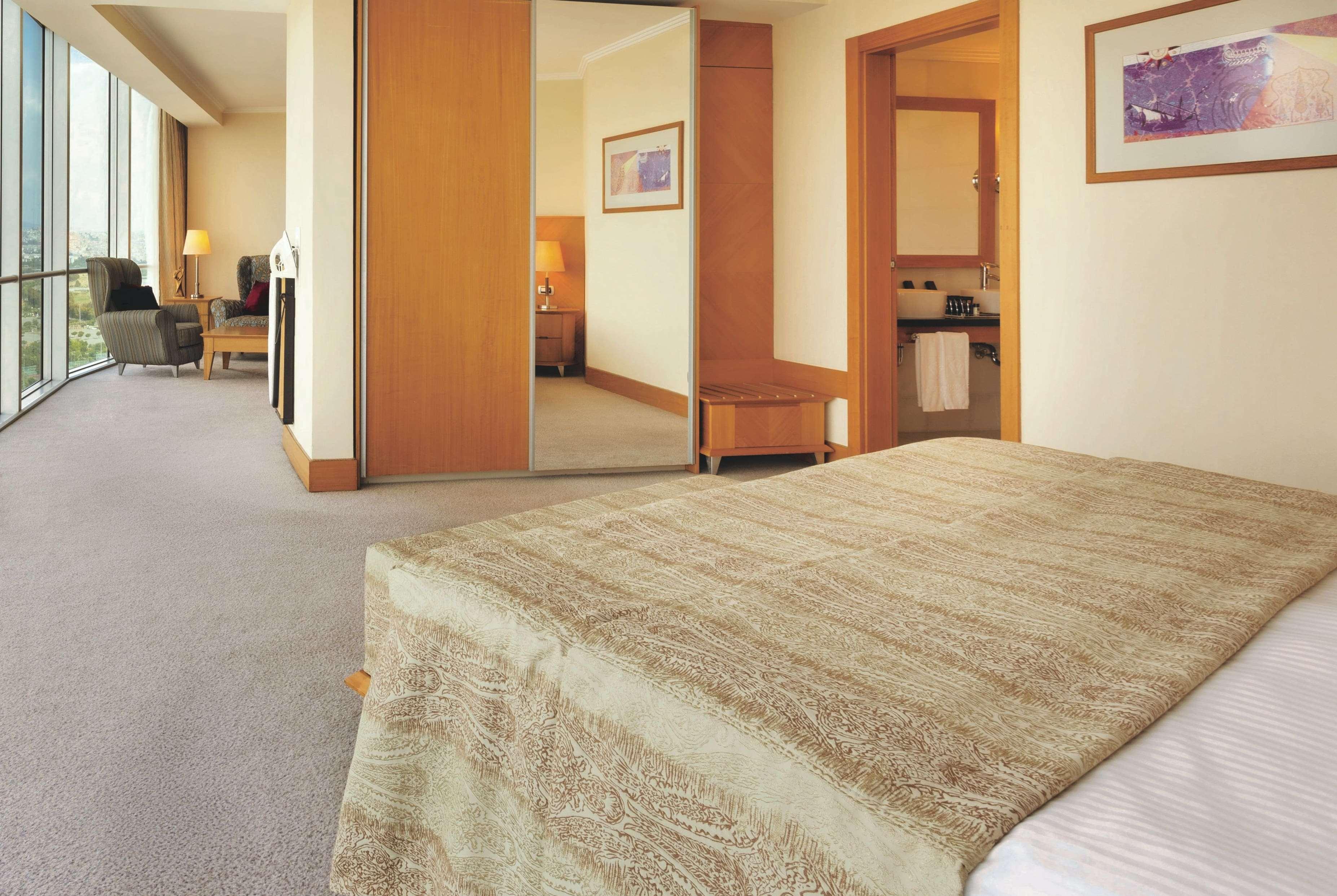 Wyndham Grand Izmir Ozdilek Thermal & Spa Exterior foto A bed with a duvet