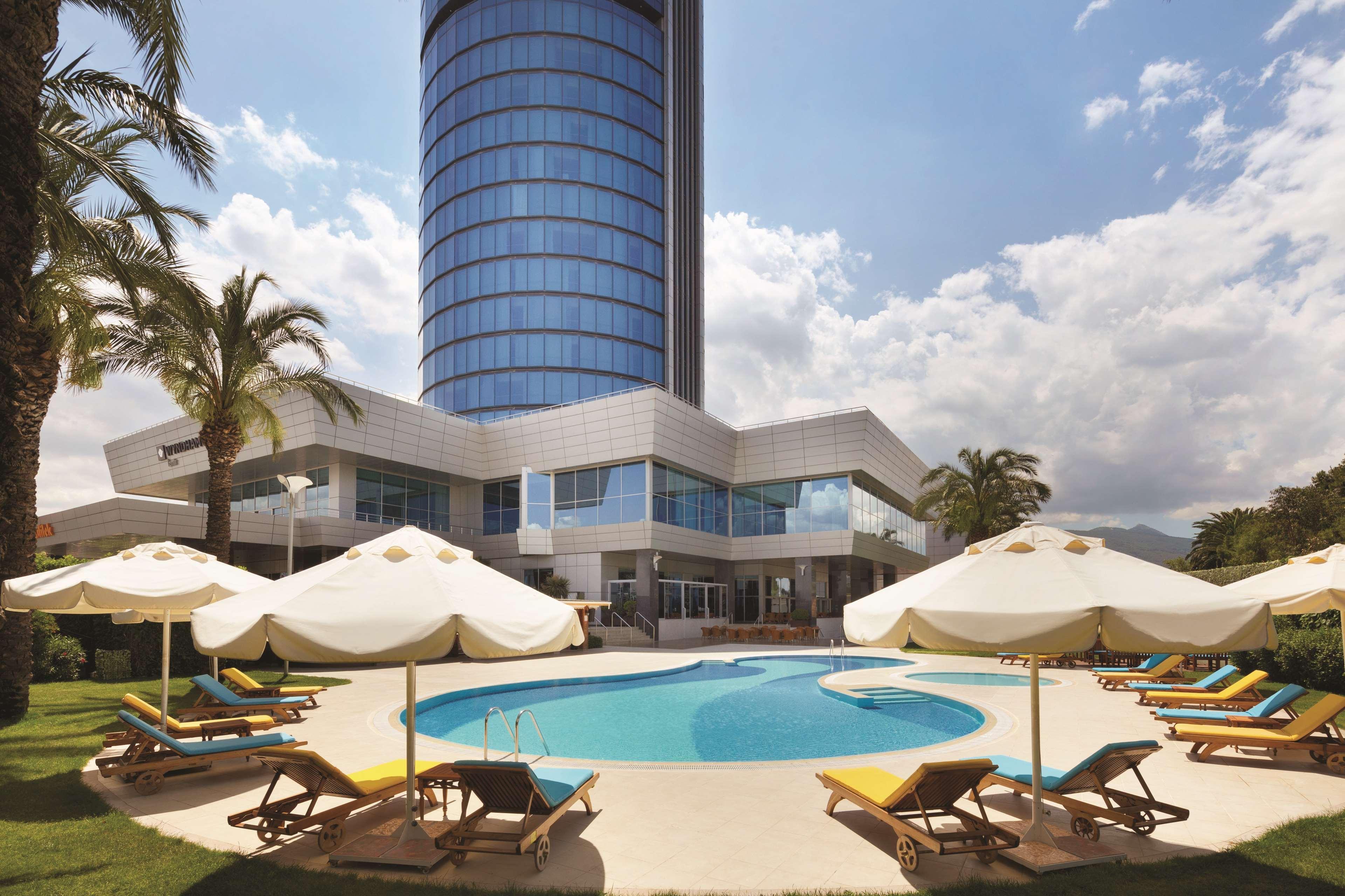 Wyndham Grand Izmir Ozdilek Thermal & Spa Exterior foto The swimming pool at the hotel
