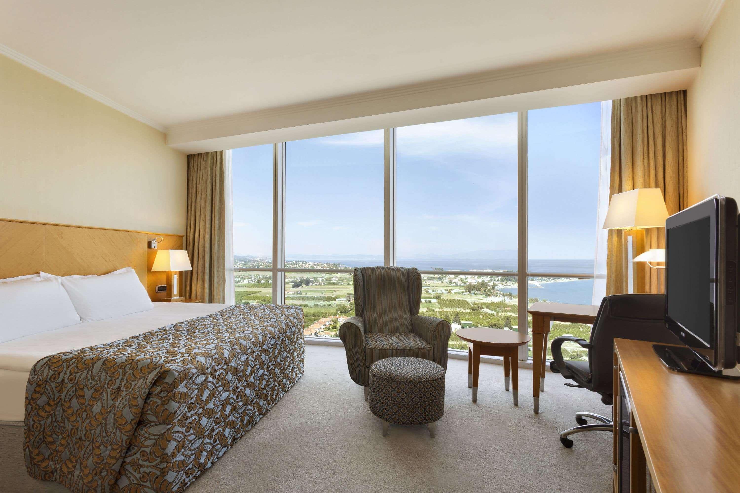 Wyndham Grand Izmir Ozdilek Thermal & Spa Exterior foto A typical guest room at the Hilton San Diego Bayfront