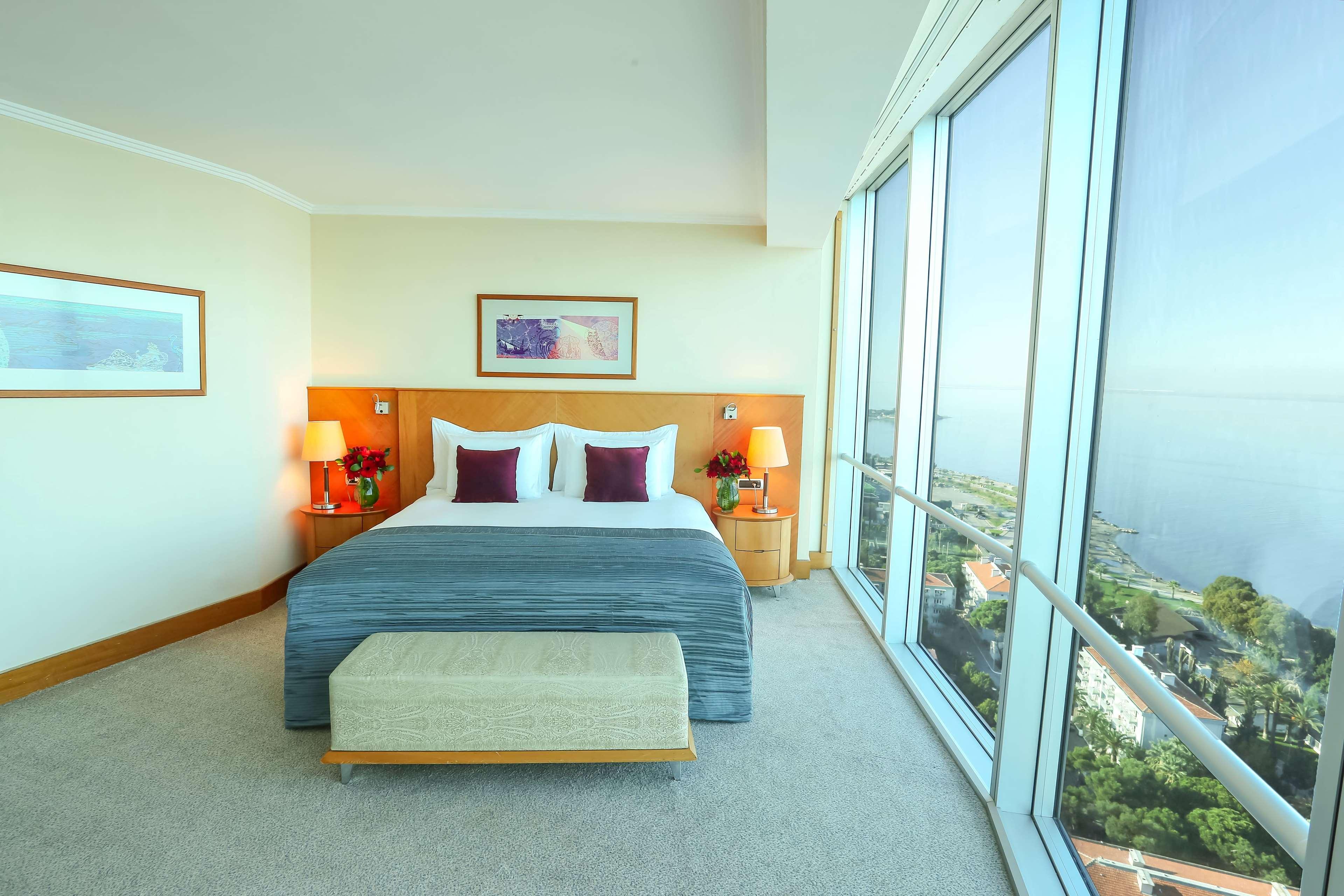 Wyndham Grand Izmir Ozdilek Thermal & Spa Exterior foto A bedroom at the Jumeirah Emirates Towers Hotel