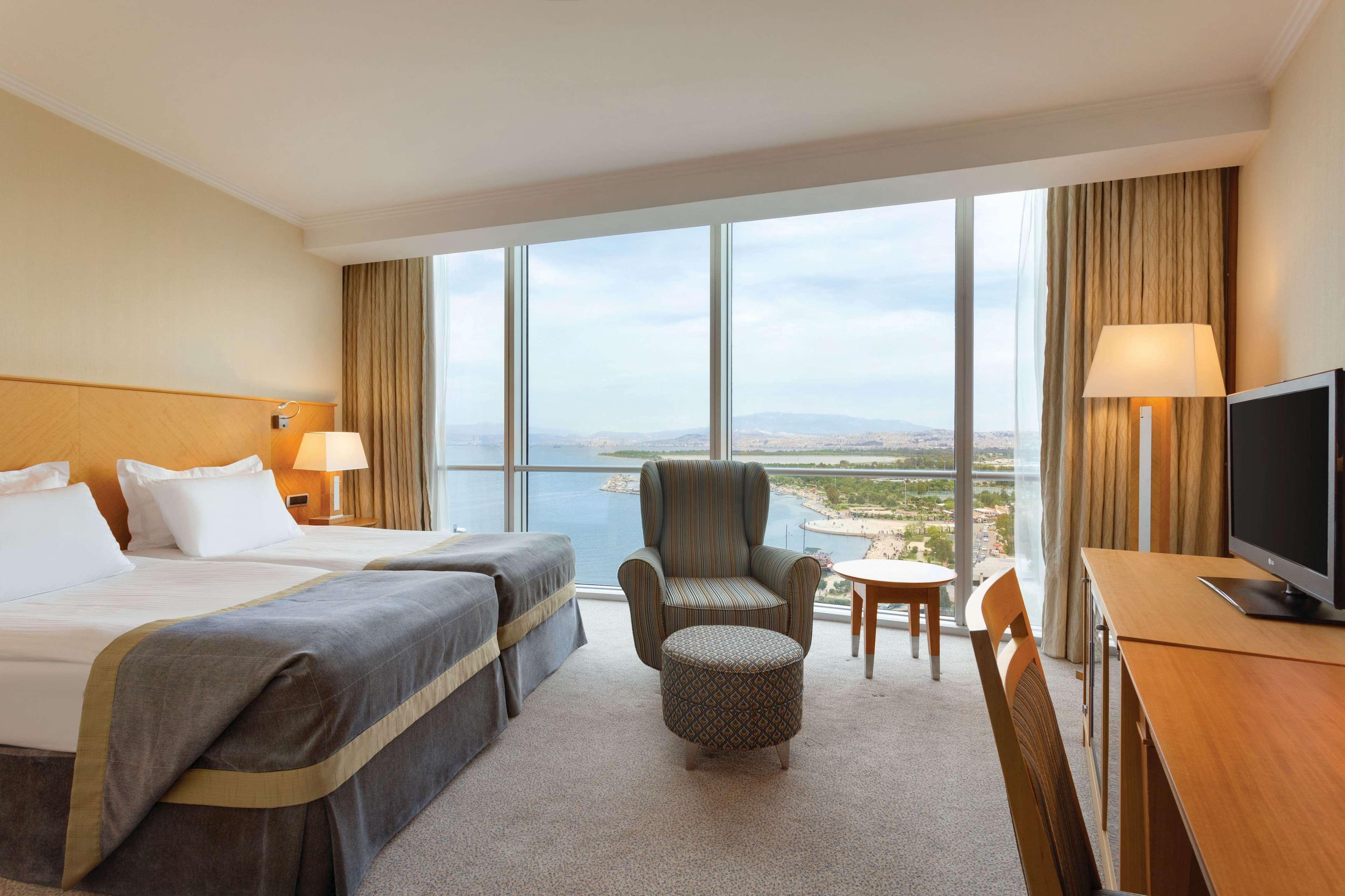 Wyndham Grand Izmir Ozdilek Thermal & Spa Exterior foto A room at the Hilton Athens