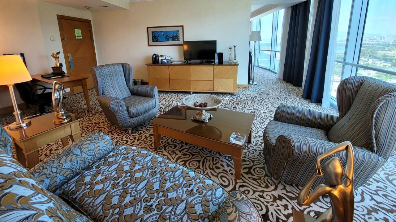 Wyndham Grand Izmir Ozdilek Thermal & Spa Exterior foto A living room in a suite at the Marina Bay Sands