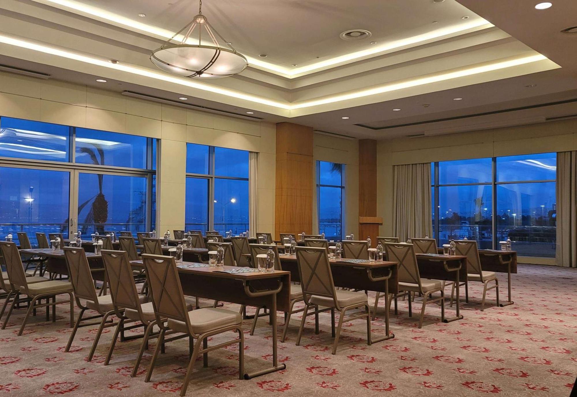 Wyndham Grand Izmir Ozdilek Thermal & Spa Exterior foto A meeting room at the hotel