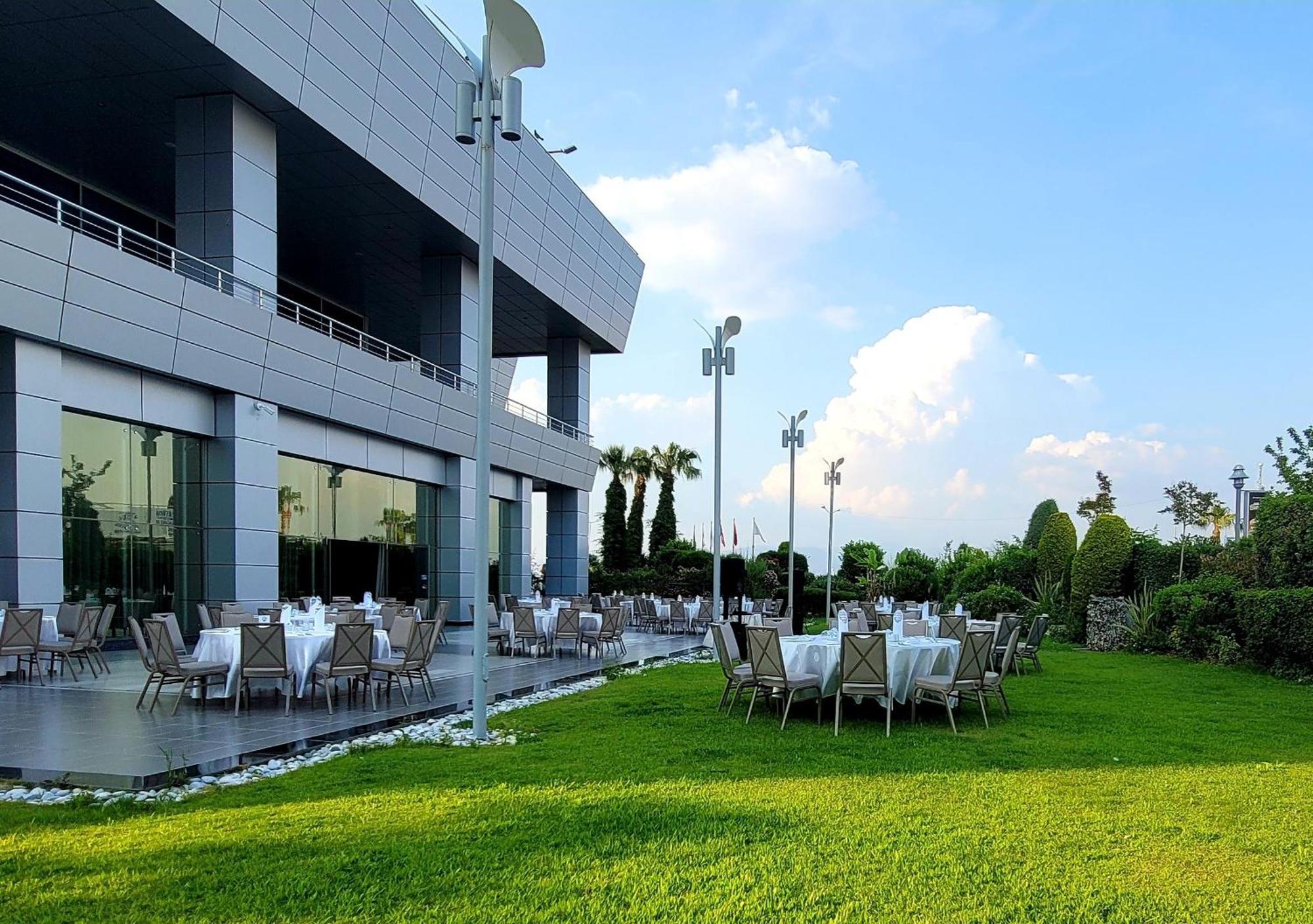 Wyndham Grand Izmir Ozdilek Thermal & Spa Exterior foto The garden of the hotel