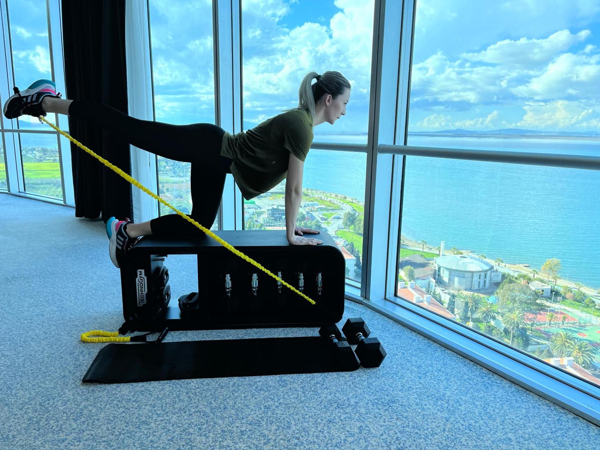 Wyndham Grand Izmir Ozdilek Thermal & Spa Exterior foto A woman using a Pilates machine