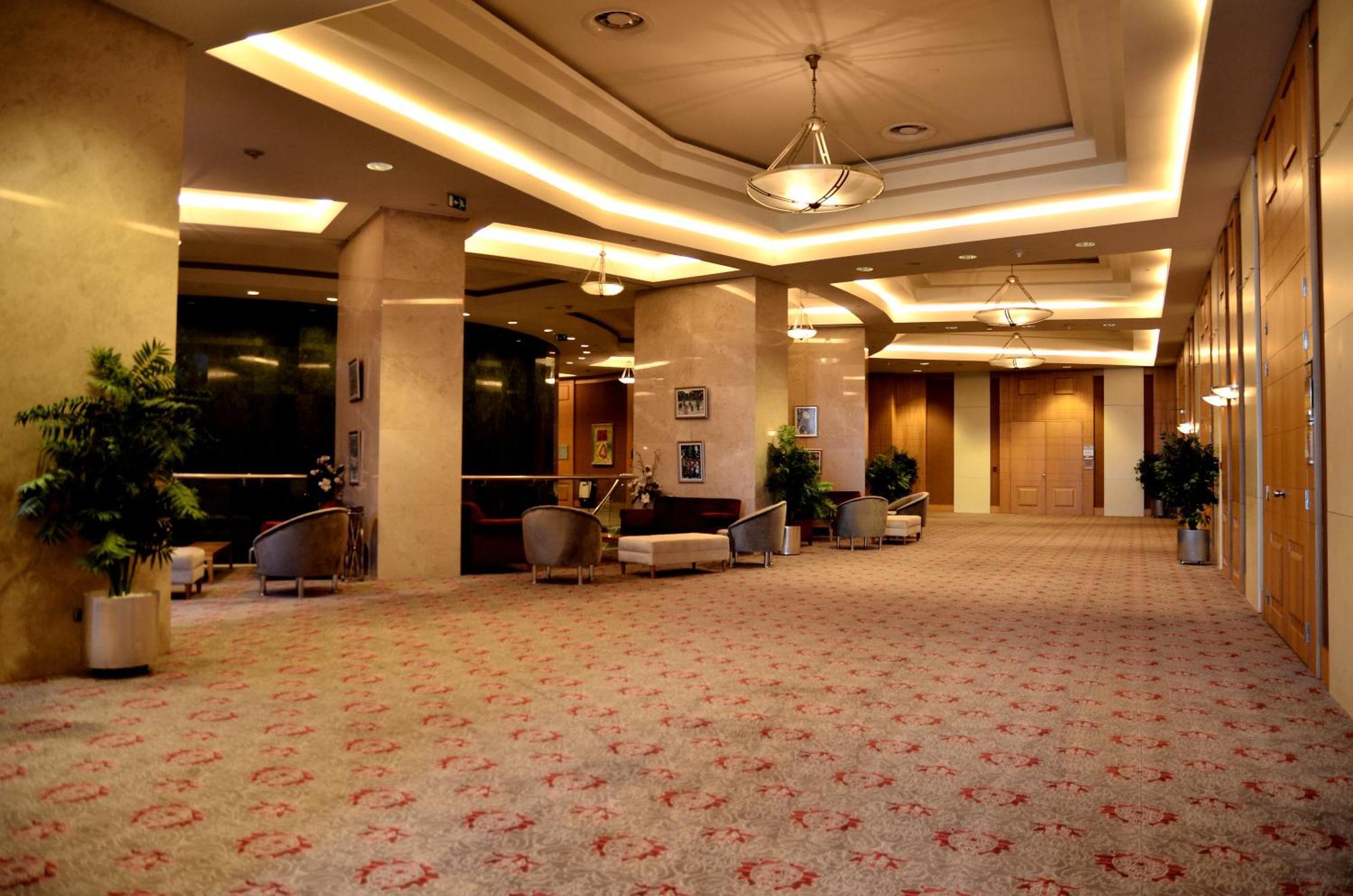Wyndham Grand Izmir Ozdilek Thermal & Spa Exterior foto The lobby of the hotel