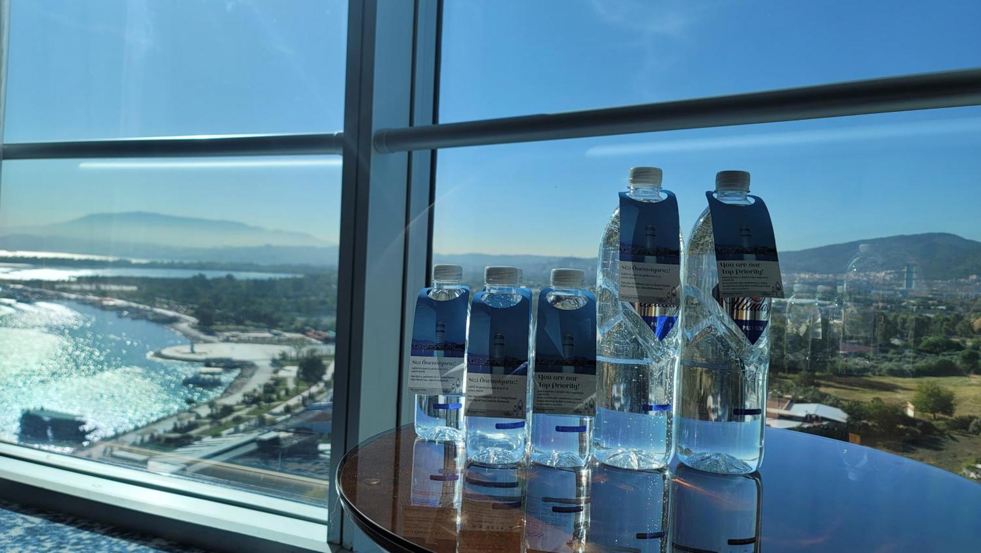 Wyndham Grand Izmir Ozdilek Thermal & Spa Exterior foto Bottled water